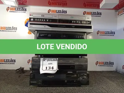 LOTE 134 - 02 DVDS MARCA LG E 04 VÍDEOS CASSETES MARCAS E MODELOS DIVERSOS. (NO ESTADO) ATENÇÃO! FAZER A VISITAÇÃO ANTES DE ARREMATAR, NÃO SABEMOS SE FUNCIONA. LEILÃO NÃO TEM GARANTIA E NEM DEVOLUÇÃO, SUJEITO A POSSÍVEIS AVARIAS VISÍVEIS/OCULTAS E/OU AUSÊNCIA DE COMPONENTES.