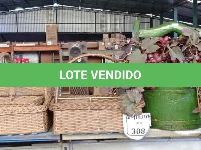 LOTE 308 - 03 CESTOS, 01 BALDE EM MADEIRA COM UVAS PARA DECORAÇÃO (NO ESTADO) ATENÇÃO! FAZER A VISITAÇÃO ANTES DE ARREMATAR, NÃO SABEMOS SE FUNCIONA. LEILÃO NÃO TEM GARANTIA E NEM DEVOLUÇÃO, SUJEITO A POSSÍVEIS AVARIAS VISÍVEIS/OCULTAS E/OU AUSÊNCIA DE COMPONENTES.
