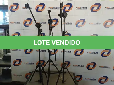 LOTE 295 - 02 TRIPÉS PARA MICROFONE (NO ESTADO) ATENÇÃO! FAZER A VISITAÇÃO ANTES DE ARREMATAR, NÃO SABEMOS SE FUNCIONA. LEILÃO NÃO TEM GARANTIA E NEM DEVOLUÇÃO, SUJEITO A POSSÍVEIS AVARIAS VISÍVEIS/OCULTAS E/OU AUSÊNCIA DE COMPONENTES.