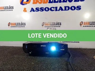 LOTE 394 - 01 PROJETOR EPSON HDMI (NO ESTADO) ATENÇÃO! FAZER A VISITAÇÃO ANTES DE ARREMATAR, NÃO SABEMOS SE FUNCIONA. LEILÃO NÃO TEM GARANTIA E NEM DEVOLUÇÃO, SUJEITO A POSSÍVEIS AVARIAS VISÍVEIS/OCULTAS E/OU AUSÊNCIA DE COMPONENTES.