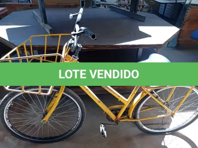 LOTE 416 - 01 BICICLETA AMARELA COM CESTO E GARUPA COM  ARO 26 (NO ESTADO) ATENÇÃO! FAZER A VISITAÇÃO ANTES DE ARREMATAR, NÃO SABEMOS SE FUNCIONA. LEILÃO NÃO TEM GARANTIA E NEM DEVOLUÇÃO, SUJEITO A POSSÍVEIS AVARIAS VISÍVEIS/OCULTAS E/OU AUSÊNCIA DE COMPONENTES.