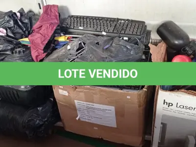 LOTE 301 - 01 CAIXA COM VÁRIAS GARRAFAS DIVERSAS ,01 CAIXAS COM TECLADOS ,01 CASA DE TRANSPORTE PARA PETS , 01 TAPETE , ADESIVOS DIVERSOS E 04 GUARDA-CHUVAS (NO ESTADO) ATENÇÃO! FAZER A VISITAÇÃO ANTES DE ARREMATAR, NÃO SABEMOS SE FUNCIONA. LEILÃO NÃO TEM GARANTIA E NEM DEVOLUÇÃO, SUJEITO A POSSÍVEIS AVARIAS VISÍVEIS/OCULTAS E/OU AUSÊNCIA DE COMPONENTES.