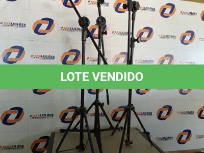LOTE 295 - 02 TRIPÉS PARA MICROFONE (NO ESTADO) ATENÇÃO! FAZER A VISITAÇÃO ANTES DE ARREMATAR, NÃO SABEMOS SE FUNCIONA. LEILÃO NÃO TEM GARANTIA E NEM DEVOLUÇÃO, SUJEITO A POSSÍVEIS AVARIAS VISÍVEIS/OCULTAS E/OU AUSÊNCIA DE COMPONENTES.