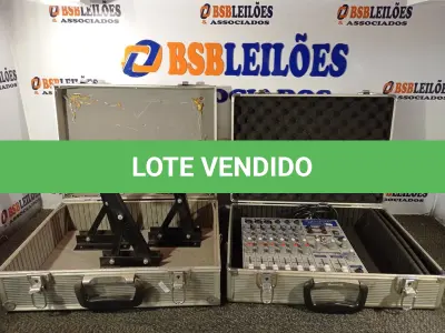 LOTE 176 - 01 MESA DE SOM 06 CANAIS MARCA UNIC MOD: MAC-06 E 02 MALETAS (NO ESTADO) ATENÇÃO! FAZER A VISITAÇÃO ANTES DE ARREMATAR, NÃO SABEMOS SE FUNCIONA. LEILÃO NÃO TEM GARANTIA E NEM DEVOLUÇÃO, SUJEITO A POSSÍVEIS AVARIAS VISÍVEIS/OCULTAS E/OU AUSÊNCIA DE COMPONENTES.