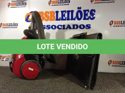 LOTE 151 - 01 ASPIRADOR DE PÓ ELETROLUX E MALETA DE COURO (NO ESTADO) ATENÇÃO! FAZER A VISITAÇÃO ANTES DE ARREMATAR, NÃO SABEMOS SE FUNCIONA. LEILÃO NÃO TEM GARANTIA E NEM DEVOLUÇÃO, SUJEITO A POSSÍVEIS AVARIAS VISÍVEIS/OCULTAS E/OU AUSÊNCIA DE COMPONENTES.