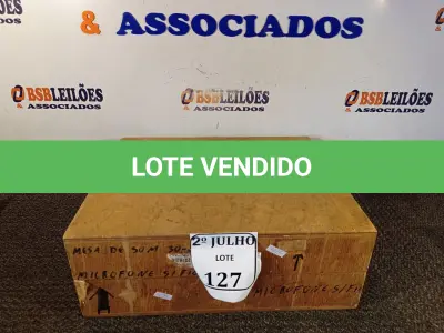 LOTE 127 - 01 MESA DE SOM WATTSOM MXM 4II COM CAIXA DE MADEIRA. (NO ESTADO) ATENÇÃO! FAZER A VISITAÇÃO ANTES DE ARREMATAR, NÃO SABEMOS SE FUNCIONA. LEILÃO NÃO TEM GARANTIA E NEM DEVOLUÇÃO, SUJEITO A POSSÍVEIS AVARIAS VISÍVEIS/OCULTAS E/OU AUSÊNCIA DE COMPONENTES.