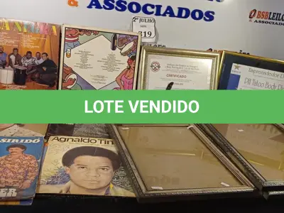 LOTE 319 - 07 QUADROS PARA CERTIFICADOS, 02 GARRAFAS DE CAFÉ ,02 PAR DE LUVA PARA BOXER ,01 SACO MILITAR VEDADO ,07 FONES DE OUVIDO ,01 TRIPÉ PARA TELEFONE ,01TRIPÉ PARA CÂMERA , 10 DISCOS DE VINIL ,04 LUVAS PARA TREINO DE ACADEMIA ,01 CONTROLE GAME , 04 ÓCULOS ,01 CENTRE ARM   (NO ESTADO) ATENÇÃO! FAZER A VISITAÇÃO ANTES DE ARREMATAR, NÃO SABEMOS SE FUNCIONA. LEILÃO NÃO TEM GARANTIA E NEM DEVOLUÇÃO, SUJEITO A POSSÍVEIS AVARIAS VISÍVEIS/OCULTAS E/OU AUSÊNCIA DE COMPONENTES.