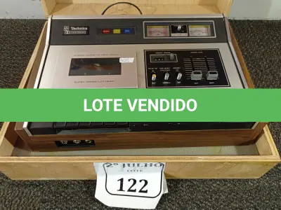 LOTE 122 - 01 TAPE DECK TECHNICS COM CAIXA DE MADEIRA. (NO ESTADO) ATENÇÃO! FAZER A VISITAÇÃO ANTES DE ARREMATAR, NÃO SABEMOS SE FUNCIONA. LEILÃO NÃO TEM GARANTIA E NEM DEVOLUÇÃO, SUJEITO A POSSÍVEIS AVARIAS VISÍVEIS/OCULTAS E/OU AUSÊNCIA DE COMPONENTES.