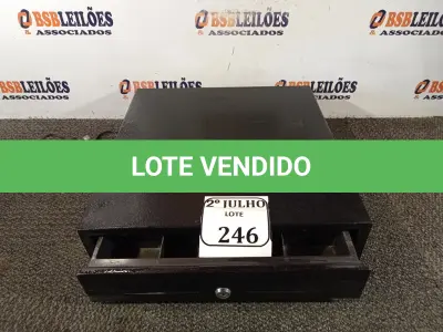LOTE 246 - 01 CAIXA REGISTRADORA. (NO ESTADO) ATENÇÃO! FAZER A VISITAÇÃO ANTES DE ARREMATAR, NÃO SABEMOS SE FUNCIONA. LEILÃO NÃO TEM GARANTIA E NEM DEVOLUÇÃO, SUJEITO A POSSÍVEIS AVARIAS VISÍVEIS/OCULTAS E/OU AUSÊNCIA DE COMPONENTES.