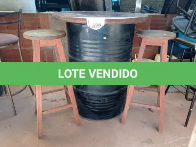 LOTE 396 - 01 MESA DE TAMBOR E 02 BANQUETAS EM MADEIRA (NO ESTADO) ATENÇÃO! FAZER A VISITAÇÃO ANTES DE ARREMATAR, NÃO SABEMOS SE FUNCIONA. LEILÃO NÃO TEM GARANTIA E NEM DEVOLUÇÃO, SUJEITO A POSSÍVEIS AVARIAS VISÍVEIS/OCULTAS E/OU AUSÊNCIA DE COMPONENTES.