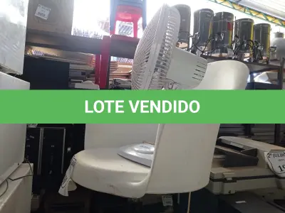 LOTE 190 - 01 CADEIRA COM BASE GIRATÓRIA E 01 VENTILADOR (NO ESTADO) ATENÇÃO! FAZER A VISITAÇÃO ANTES DE ARREMATAR, NÃO SABEMOS SE FUNCIONA. LEILÃO NÃO TEM GARANTIA E NEM DEVOLUÇÃO, SUJEITO A POSSÍVEIS AVARIAS VISÍVEIS/OCULTAS E/OU AUSÊNCIA DE COMPONENTES.