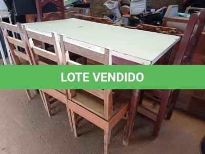 LOTE 405 - 01 MESA EM MADEIRA COM 04 CADEIRAS EM MADEIRA (NO ESTADO) ATENÇÃO! FAZER A VISITAÇÃO ANTES DE ARREMATAR, NÃO SABEMOS SE FUNCIONA. LEILÃO NÃO TEM GARANTIA E NEM DEVOLUÇÃO, SUJEITO A POSSÍVEIS AVARIAS VISÍVEIS/OCULTAS E/OU AUSÊNCIA DE COMPONENTES.