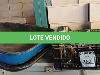LOTE 253 - 05 CUBAS PARA CARRINHO DE MÃO E CAIXA COM PEÇAS (NO ESTADO) ATENÇÃO! FAZER A VISITAÇÃO ANTES DE ARREMATAR, NÃO SABEMOS SE FUNCIONA. LEILÃO NÃO TEM GARANTIA E NEM DEVOLUÇÃO, SUJEITO A POSSÍVEIS AVARIAS VISÍVEIS/OCULTAS E/OU AUSÊNCIA DE COMPONENTES.