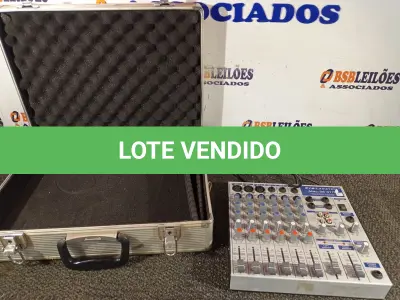 LOTE 201 - 01 MESA DE SOM 06 CANAIS MARCA UNIC MOD: MAC-06 E 01 MALETAS (NO ESTADO) ATENÇÃO! FAZER A VISITAÇÃO ANTES DE ARREMATAR, NÃO SABEMOS SE FUNCIONA. LEILÃO NÃO TEM GARANTIA E NEM DEVOLUÇÃO, SUJEITO A POSSÍVEIS AVARIAS VISÍVEIS/OCULTAS E/OU AUSÊNCIA DE COMPONENTES.