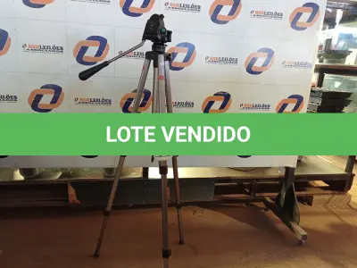 LOTE 273 - 01 TRIPÉ PARA CÂMERA (NO ESTADO) ATENÇÃO! FAZER A VISITAÇÃO ANTES DE ARREMATAR, NÃO SABEMOS SE FUNCIONA. LEILÃO NÃO TEM GARANTIA E NEM DEVOLUÇÃO, SUJEITO A POSSÍVEIS AVARIAS VISÍVEIS/OCULTAS E/OU AUSÊNCIA DE COMPONENTES.