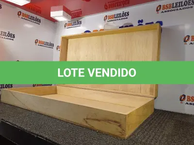 LOTE 178 - 01 CAIXA DE MADEIRA. (NO ESTADO) ATENÇÃO! FAZER A VISITAÇÃO ANTES DE ARREMATAR, NÃO SABEMOS SE FUNCIONA. LEILÃO NÃO TEM GARANTIA E NEM DEVOLUÇÃO, SUJEITO A POSSÍVEIS AVARIAS VISÍVEIS/OCULTAS E/OU AUSÊNCIA DE COMPONENTES.