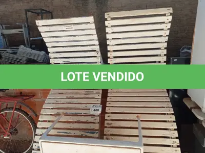 LOTE 408 - 02 ESPREGUIÇADEIRAS EM MADEIRA E 01 MESA DE CENTRO EM ALUMÍNIO (NO ESTADO) ATENÇÃO! FAZER A VISITAÇÃO ANTES DE ARREMATAR, NÃO SABEMOS SE FUNCIONA. LEILÃO NÃO TEM GARANTIA E NEM DEVOLUÇÃO, SUJEITO A POSSÍVEIS AVARIAS VISÍVEIS/OCULTAS E/OU AUSÊNCIA DE COMPONENTES.