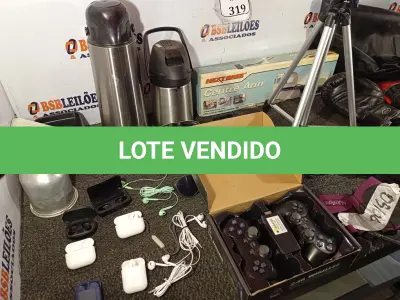 LOTE 319 - 07 QUADROS PARA CERTIFICADOS, 02 GARRAFAS DE CAFÉ ,02 PAR DE LUVA PARA BOXER ,01 SACO MILITAR VEDADO ,07 FONES DE OUVIDO ,01 TRIPÉ PARA TELEFONE ,01TRIPÉ PARA CÂMERA , 10 DISCOS DE VINIL ,04 LUVAS PARA TREINO DE ACADEMIA ,01 CONTROLE GAME , 04 ÓCULOS ,01 CENTRE ARM   (NO ESTADO) ATENÇÃO! FAZER A VISITAÇÃO ANTES DE ARREMATAR, NÃO SABEMOS SE FUNCIONA. LEILÃO NÃO TEM GARANTIA E NEM DEVOLUÇÃO, SUJEITO A POSSÍVEIS AVARIAS VISÍVEIS/OCULTAS E/OU AUSÊNCIA DE COMPONENTES.