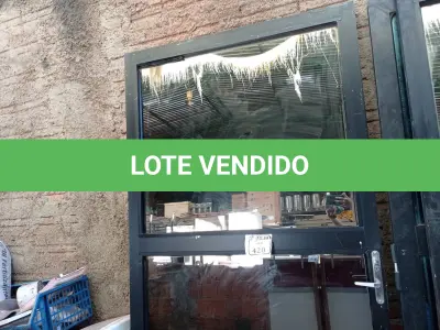 LOTE 420 - 01 PORTA EM ALUMÍNIO COM VIDRO BRINDADO (NO ESTADO) ATENÇÃO! FAZER A VISITAÇÃO ANTES DE ARREMATAR, NÃO SABEMOS SE FUNCIONA. LEILÃO NÃO TEM GARANTIA E NEM DEVOLUÇÃO, SUJEITO A POSSÍVEIS AVARIAS VISÍVEIS/OCULTAS E/OU AUSÊNCIA DE COMPONENTES.