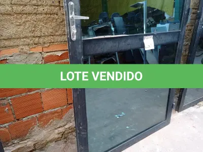 LOTE 427 - 01 PORTA EM ALUMÍNIO COM VIDRO BRINDADO (NO ESTADO) ATENÇÃO! FAZER A VISITAÇÃO ANTES DE ARREMATAR, NÃO SABEMOS SE FUNCIONA. LEILÃO NÃO TEM GARANTIA E NEM DEVOLUÇÃO, SUJEITO A POSSÍVEIS AVARIAS VISÍVEIS/OCULTAS E/OU AUSÊNCIA DE COMPONENTES.