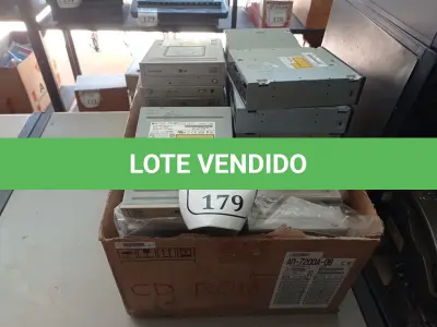 LOTE 179 - 01 CAIXA COM DRIVE CD-ROM (NO ESTADO) ATENÇÃO! FAZER A VISITAÇÃO ANTES DE ARREMATAR, NÃO SABEMOS SE FUNCIONA. LEILÃO NÃO TEM GARANTIA E NEM DEVOLUÇÃO, SUJEITO A POSSÍVEIS AVARIAS VISÍVEIS/OCULTAS E/OU AUSÊNCIA DE COMPONENTES.