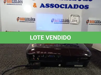LOTE 233 - 01 PROJETOR EPSON COM HDMI (NO ESTADO) ATENÇÃO! FAZER A VISITAÇÃO ANTES DE ARREMATAR, NÃO SABEMOS SE FUNCIONA. LEILÃO NÃO TEM GARANTIA E NEM DEVOLUÇÃO, SUJEITO A POSSÍVEIS AVARIAS VISÍVEIS/OCULTAS E/OU AUSÊNCIA DE COMPONENTES.