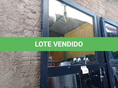 LOTE 420 - 01 PORTA EM ALUMÍNIO COM VIDRO BRINDADO (NO ESTADO) ATENÇÃO! FAZER A VISITAÇÃO ANTES DE ARREMATAR, NÃO SABEMOS SE FUNCIONA. LEILÃO NÃO TEM GARANTIA E NEM DEVOLUÇÃO, SUJEITO A POSSÍVEIS AVARIAS VISÍVEIS/OCULTAS E/OU AUSÊNCIA DE COMPONENTES.