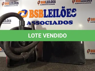 LOTE 151 - 01 ASPIRADOR DE PÓ ELETROLUX E MALETA DE COURO (NO ESTADO) ATENÇÃO! FAZER A VISITAÇÃO ANTES DE ARREMATAR, NÃO SABEMOS SE FUNCIONA. LEILÃO NÃO TEM GARANTIA E NEM DEVOLUÇÃO, SUJEITO A POSSÍVEIS AVARIAS VISÍVEIS/OCULTAS E/OU AUSÊNCIA DE COMPONENTES.