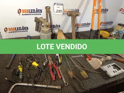 LOTE 249 - 01 CAIXA COM FERRAMENTAS DIVERSAS (NO ESTADO) ATENÇÃO! FAZER A VISITAÇÃO ANTES DE ARREMATAR, NÃO SABEMOS SE FUNCIONA. LEILÃO NÃO TEM GARANTIA E NEM DEVOLUÇÃO, SUJEITO A POSSÍVEIS AVARIAS VISÍVEIS/OCULTAS E/OU AUSÊNCIA DE COMPONENTES.