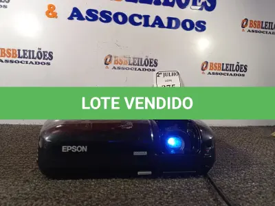 LOTE 375 - 01 PROJETOR EPSON HDMI (NO ESTADO) ATENÇÃO! FAZER A VISITAÇÃO ANTES DE ARREMATAR, NÃO SABEMOS SE FUNCIONA. LEILÃO NÃO TEM GARANTIA E NEM DEVOLUÇÃO, SUJEITO A POSSÍVEIS AVARIAS VISÍVEIS/OCULTAS E/OU AUSÊNCIA DE COMPONENTES.