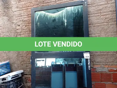 LOTE 424 - 01 PORTA EM ALUMÍNIO COM VIDRO BRINDADO (NO ESTADO) ATENÇÃO! FAZER A VISITAÇÃO ANTES DE ARREMATAR, NÃO SABEMOS SE FUNCIONA. LEILÃO NÃO TEM GARANTIA E NEM DEVOLUÇÃO, SUJEITO A POSSÍVEIS AVARIAS VISÍVEIS/OCULTAS E/OU AUSÊNCIA DE COMPONENTES.