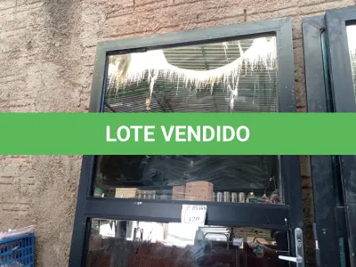 LOTE 420 - 01 PORTA EM ALUMÍNIO COM VIDRO BRINDADO (NO ESTADO) ATENÇÃO! FAZER A VISITAÇÃO ANTES DE ARREMATAR, NÃO SABEMOS SE FUNCIONA. LEILÃO NÃO TEM GARANTIA E NEM DEVOLUÇÃO, SUJEITO A POSSÍVEIS AVARIAS VISÍVEIS/OCULTAS E/OU AUSÊNCIA DE COMPONENTES.