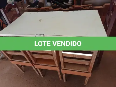 LOTE 405 - 01 MESA EM MADEIRA COM 04 CADEIRAS EM MADEIRA (NO ESTADO) ATENÇÃO! FAZER A VISITAÇÃO ANTES DE ARREMATAR, NÃO SABEMOS SE FUNCIONA. LEILÃO NÃO TEM GARANTIA E NEM DEVOLUÇÃO, SUJEITO A POSSÍVEIS AVARIAS VISÍVEIS/OCULTAS E/OU AUSÊNCIA DE COMPONENTES.