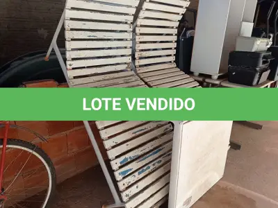 LOTE 408 - 02 ESPREGUIÇADEIRAS EM MADEIRA E 01 MESA DE CENTRO EM ALUMÍNIO (NO ESTADO) ATENÇÃO! FAZER A VISITAÇÃO ANTES DE ARREMATAR, NÃO SABEMOS SE FUNCIONA. LEILÃO NÃO TEM GARANTIA E NEM DEVOLUÇÃO, SUJEITO A POSSÍVEIS AVARIAS VISÍVEIS/OCULTAS E/OU AUSÊNCIA DE COMPONENTES.