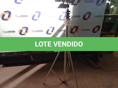LOTE 259 - 01 TRIPÉ COM LÂMPADA 220V PARA STUDIO (NO ESTADO) ATENÇÃO! FAZER A VISITAÇÃO ANTES DE ARREMATAR, NÃO SABEMOS SE FUNCIONA. LEILÃO NÃO TEM GARANTIA E NEM DEVOLUÇÃO, SUJEITO A POSSÍVEIS AVARIAS VISÍVEIS/OCULTAS E/OU AUSÊNCIA DE COMPONENTES.