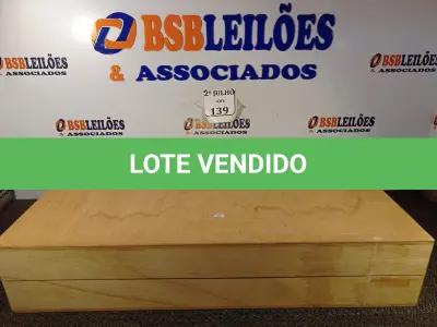 LOTE 139 - 01 CAIXA DE MADEIRA. (NO ESTADO) ATENÇÃO! FAZER A VISITAÇÃO ANTES DE ARREMATAR, NÃO SABEMOS SE FUNCIONA. LEILÃO NÃO TEM GARANTIA E NEM DEVOLUÇÃO, SUJEITO A POSSÍVEIS AVARIAS VISÍVEIS/OCULTAS E/OU AUSÊNCIA DE COMPONENTES.