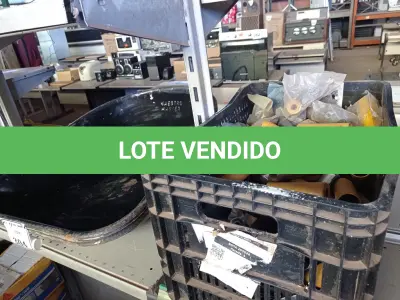 LOTE 304 - 03 CUBAS PARA CARRINHO DE MÃO E CAIXA COM PEÇAS (NO ESTADO) ATENÇÃO! FAZER A VISITAÇÃO ANTES DE ARREMATAR, NÃO SABEMOS SE FUNCIONA. LEILÃO NÃO TEM GARANTIA E NEM DEVOLUÇÃO, SUJEITO A POSSÍVEIS AVARIAS VISÍVEIS/OCULTAS E/OU AUSÊNCIA DE COMPONENTES.
