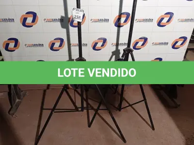 LOTE 258 - 02 TRIPÉS PARA CAIXA DE SOM (NO ESTADO) ATENÇÃO! FAZER A VISITAÇÃO ANTES DE ARREMATAR, NÃO SABEMOS SE FUNCIONA. LEILÃO NÃO TEM GARANTIA E NEM DEVOLUÇÃO, SUJEITO A POSSÍVEIS AVARIAS VISÍVEIS/OCULTAS E/OU AUSÊNCIA DE COMPONENTES.