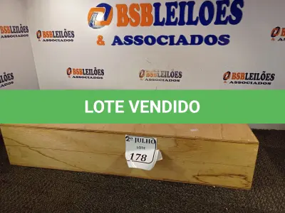 LOTE 178 - 01 CAIXA DE MADEIRA. (NO ESTADO) ATENÇÃO! FAZER A VISITAÇÃO ANTES DE ARREMATAR, NÃO SABEMOS SE FUNCIONA. LEILÃO NÃO TEM GARANTIA E NEM DEVOLUÇÃO, SUJEITO A POSSÍVEIS AVARIAS VISÍVEIS/OCULTAS E/OU AUSÊNCIA DE COMPONENTES.