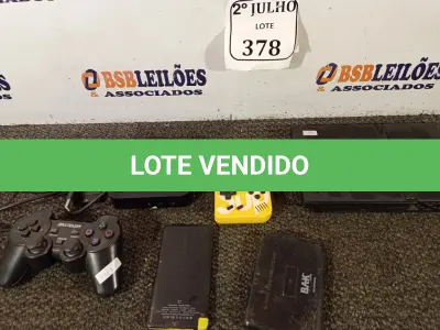 LOTE 378 - 01 PS2 ,03 CONTROLE E 01 TV BOX (NO ESTADO) ATENÇÃO! FAZER A VISITAÇÃO ANTES DE ARREMATAR, NÃO SABEMOS SE FUNCIONA. LEILÃO NÃO TEM GARANTIA E NEM DEVOLUÇÃO, SUJEITO A POSSÍVEIS AVARIAS VISÍVEIS/OCULTAS E/OU AUSÊNCIA DE COMPONENTES.