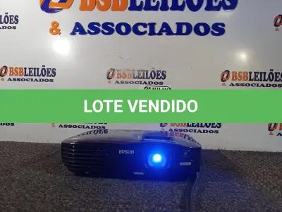 LOTE 251 - 01 PROJETOR EPSON COM HDMI (NO ESTADO) ATENÇÃO! FAZER A VISITAÇÃO ANTES DE ARREMATAR, NÃO SABEMOS SE FUNCIONA. LEILÃO NÃO TEM GARANTIA E NEM DEVOLUÇÃO, SUJEITO A POSSÍVEIS AVARIAS VISÍVEIS/OCULTAS E/OU AUSÊNCIA DE COMPONENTES.