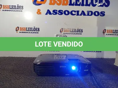 LOTE 233 - 01 PROJETOR EPSON COM HDMI (NO ESTADO) ATENÇÃO! FAZER A VISITAÇÃO ANTES DE ARREMATAR, NÃO SABEMOS SE FUNCIONA. LEILÃO NÃO TEM GARANTIA E NEM DEVOLUÇÃO, SUJEITO A POSSÍVEIS AVARIAS VISÍVEIS/OCULTAS E/OU AUSÊNCIA DE COMPONENTES.