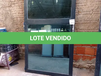 LOTE 424 - 01 PORTA EM ALUMÍNIO COM VIDRO BRINDADO (NO ESTADO) ATENÇÃO! FAZER A VISITAÇÃO ANTES DE ARREMATAR, NÃO SABEMOS SE FUNCIONA. LEILÃO NÃO TEM GARANTIA E NEM DEVOLUÇÃO, SUJEITO A POSSÍVEIS AVARIAS VISÍVEIS/OCULTAS E/OU AUSÊNCIA DE COMPONENTES.