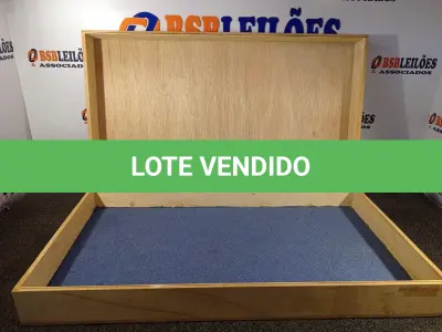 LOTE 139 - 01 CAIXA DE MADEIRA. (NO ESTADO) ATENÇÃO! FAZER A VISITAÇÃO ANTES DE ARREMATAR, NÃO SABEMOS SE FUNCIONA. LEILÃO NÃO TEM GARANTIA E NEM DEVOLUÇÃO, SUJEITO A POSSÍVEIS AVARIAS VISÍVEIS/OCULTAS E/OU AUSÊNCIA DE COMPONENTES.