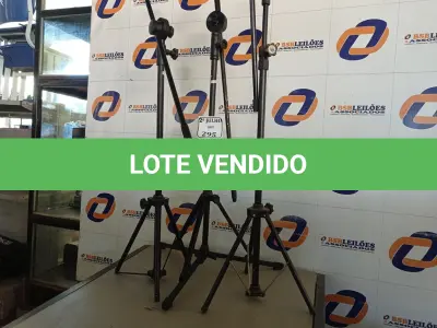 LOTE 295 - 02 TRIPÉS PARA MICROFONE (NO ESTADO) ATENÇÃO! FAZER A VISITAÇÃO ANTES DE ARREMATAR, NÃO SABEMOS SE FUNCIONA. LEILÃO NÃO TEM GARANTIA E NEM DEVOLUÇÃO, SUJEITO A POSSÍVEIS AVARIAS VISÍVEIS/OCULTAS E/OU AUSÊNCIA DE COMPONENTES.