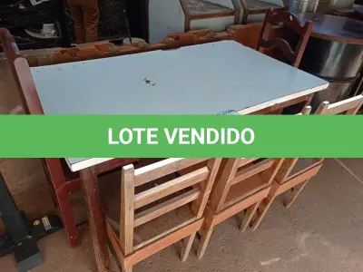 LOTE 405 - 01 MESA EM MADEIRA COM 04 CADEIRAS EM MADEIRA (NO ESTADO) ATENÇÃO! FAZER A VISITAÇÃO ANTES DE ARREMATAR, NÃO SABEMOS SE FUNCIONA. LEILÃO NÃO TEM GARANTIA E NEM DEVOLUÇÃO, SUJEITO A POSSÍVEIS AVARIAS VISÍVEIS/OCULTAS E/OU AUSÊNCIA DE COMPONENTES.