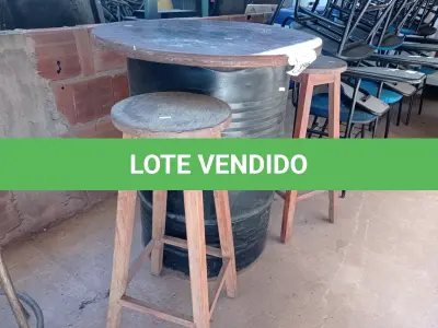 LOTE 396 - 01 MESA DE TAMBOR E 02 BANQUETAS EM MADEIRA (NO ESTADO) ATENÇÃO! FAZER A VISITAÇÃO ANTES DE ARREMATAR, NÃO SABEMOS SE FUNCIONA. LEILÃO NÃO TEM GARANTIA E NEM DEVOLUÇÃO, SUJEITO A POSSÍVEIS AVARIAS VISÍVEIS/OCULTAS E/OU AUSÊNCIA DE COMPONENTES.