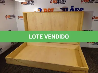 LOTE 178 - 01 CAIXA DE MADEIRA. (NO ESTADO) ATENÇÃO! FAZER A VISITAÇÃO ANTES DE ARREMATAR, NÃO SABEMOS SE FUNCIONA. LEILÃO NÃO TEM GARANTIA E NEM DEVOLUÇÃO, SUJEITO A POSSÍVEIS AVARIAS VISÍVEIS/OCULTAS E/OU AUSÊNCIA DE COMPONENTES.