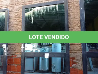 LOTE 427 - 01 PORTA EM ALUMÍNIO COM VIDRO BRINDADO (NO ESTADO) ATENÇÃO! FAZER A VISITAÇÃO ANTES DE ARREMATAR, NÃO SABEMOS SE FUNCIONA. LEILÃO NÃO TEM GARANTIA E NEM DEVOLUÇÃO, SUJEITO A POSSÍVEIS AVARIAS VISÍVEIS/OCULTAS E/OU AUSÊNCIA DE COMPONENTES.