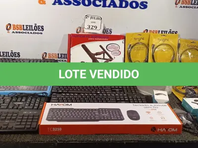 LOTE 329 - 01 CAIXA COM TECLADOS, MOUSE ,PERIFÉRICOS DIVERSOS E FONES DE OUVIDO DIVERSOS  (NO ESTADO) ATENÇÃO! FAZER A VISITAÇÃO ANTES DE ARREMATAR, NÃO SABEMOS SE FUNCIONA. LEILÃO NÃO TEM GARANTIA E NEM DEVOLUÇÃO, SUJEITO A POSSÍVEIS AVARIAS VISÍVEIS/OCULTAS E/OU AUSÊNCIA DE COMPONENTES.